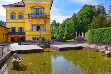 Salzburg, Avusturya - 25 Mayıs 2019 Hellbrunn Sarayı (Schloss Hellbrunn Sarayı) ve Salzburg 'daki Hellbrunn Sarayı' nın Halk Bahçeleri 'ndeki gölette heykeller