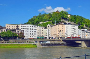 Salzburg, Avusturya - 23 Mayıs 2019: Salzach Nehri 'nin sağ kıyısı boyunca şehir manzarası