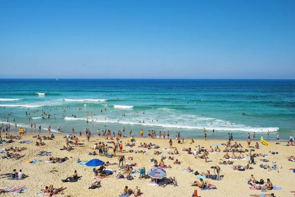 Sydney Austrália Março 2019 Muitas Pessoas Tomam Sol Nadam Oceano — Fotografia de Stock
