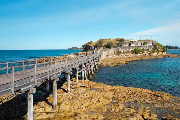 Sydney kıyı yürüyüşü: ünlü Çıplak Ada, Kamay Botany Bay Ulusal Parkı, Yeni Güney Galler, Avustralya 'ya tahta yaya köprüsü
