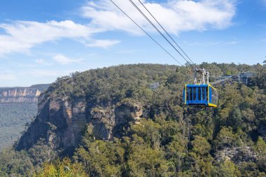 KATOMBA, AUSTRALIA - 25 Nisan 2018: Blue Mountains Ulusal Parkı, New South Wales, Avustralya 'da Manzaralı Teleferik (Skyway Cable Car)