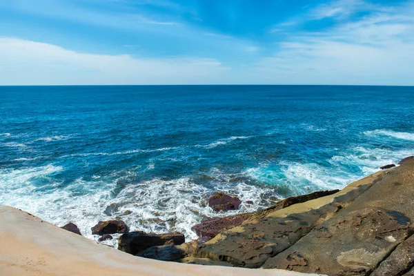 悉尼新南威尔士州皇家国家公园美丽的海洋和悬崖景观 — 图库照片
