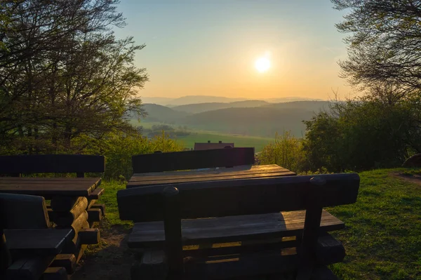 Mesa sobre el fondo de un paisaje de montaña —  Fotos de Stock