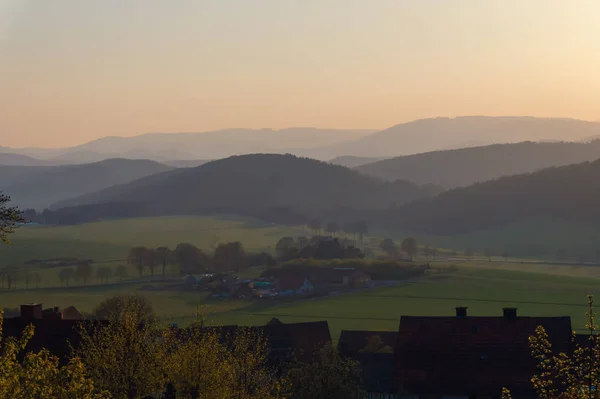 Coucher de soleil dans les montagnes vue de la colline — Photo