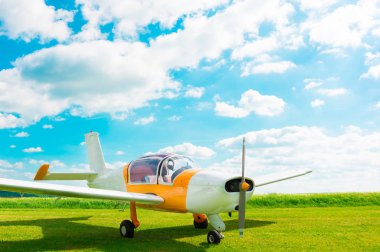 Havaalanında alanında küçük uçak