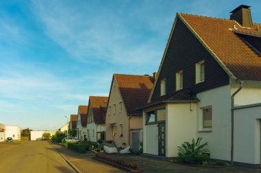 Üst üste banliyölerinde evleri