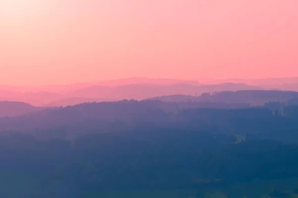 Ранний алый рассвет в горах — стоковое фото