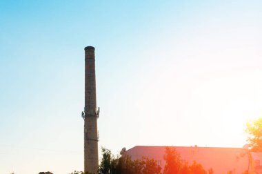 şehrin gökyüzüne karşı Endüstriyel boru