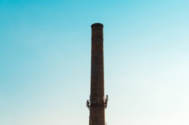 şehrin gökyüzüne karşı Endüstriyel boru