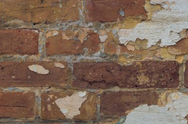 kırık sıva ile eski tuğla duvar