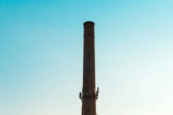 Tubería industrial en la ciudad contra el cielo — Foto de Stock
