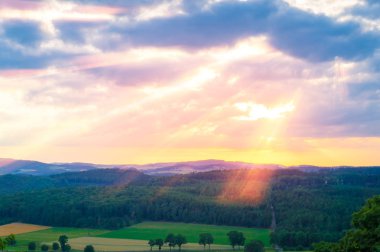 Güneş Bulutların arasından