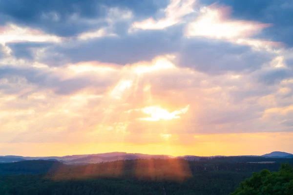 Лучи солнца сквозь облака — стоковое фото