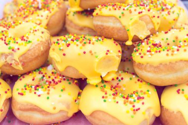 bir raf üzerinde güzel börekler