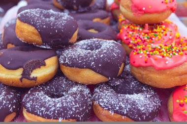 bir raf üzerinde güzel börekler