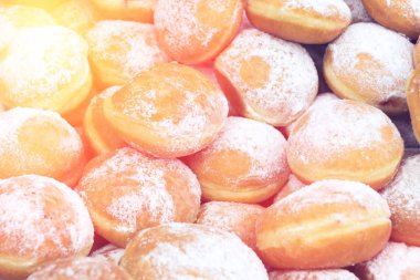 bir raf üzerinde güzel börekler