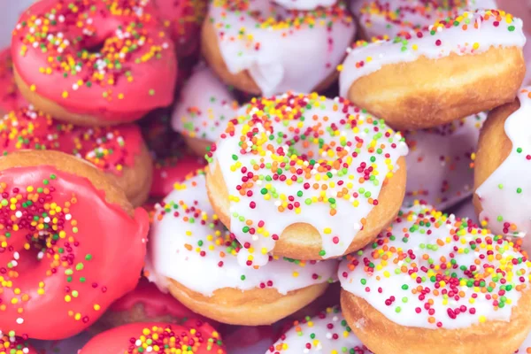 Beaux beignets sur une étagère — Photo