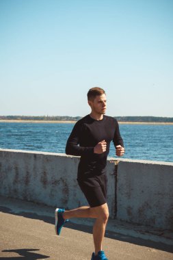 Sağlıklı genç siyah adam koşu