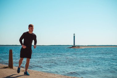 Sağlıklı genç siyah adam koşu