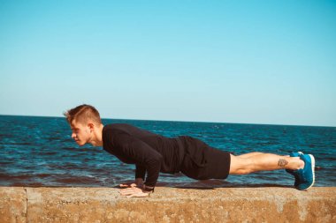 Bir amaca hizmet edecek sportif adamın açık fotoğraf