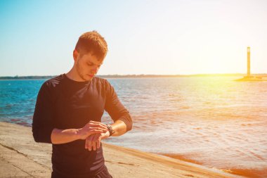 genç adam egzersiz yaptıktan sonra dinlenme