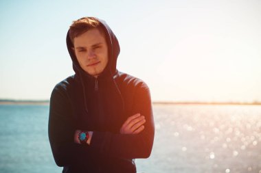 Deniz arka plan üzerinde genç şirin çocuk