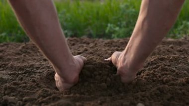 Erkek yer tutan eller.