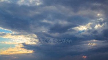 Timelapse, akşam ağır yağmurlu bulutlar.