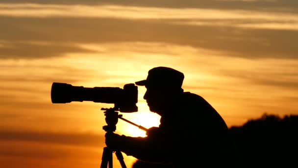Silhouette du caméraman au coucher du soleil montrant les sommets . — Video