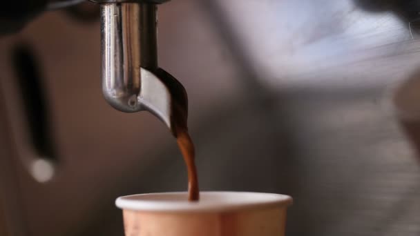 De cerca. Máquina de café verter café en la taza de papel . — Vídeos de Stock