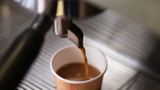 Máquina de café derramando café na xícara de papel. — Vídeo de Stock