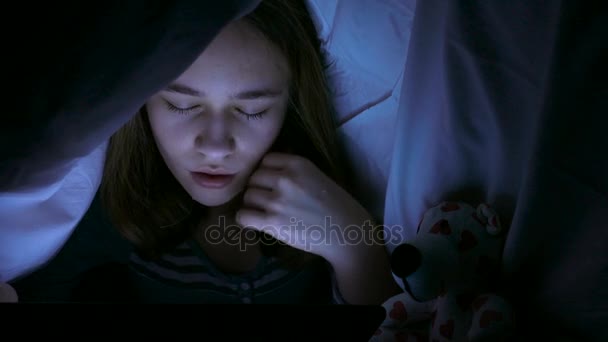悲伤的小女孩在毯子下哭泣. — 图库视频影像