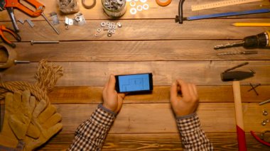 Dokunmatik ekran smartphone kullanarak ustası. Üstten Görünüm.