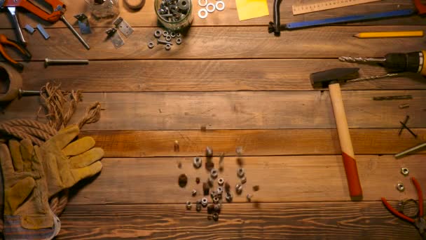 Nüsse fallen auf dem Holztisch. Ansicht von oben. — Stockvideo