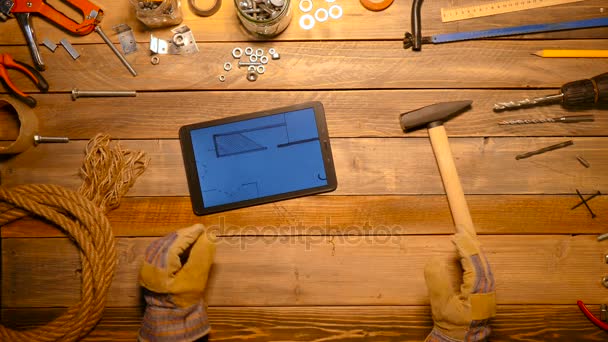 Craftsman remover suas luvas de trabalho e trabalhar com tablet digital. Vista superior . — Vídeo de Stock