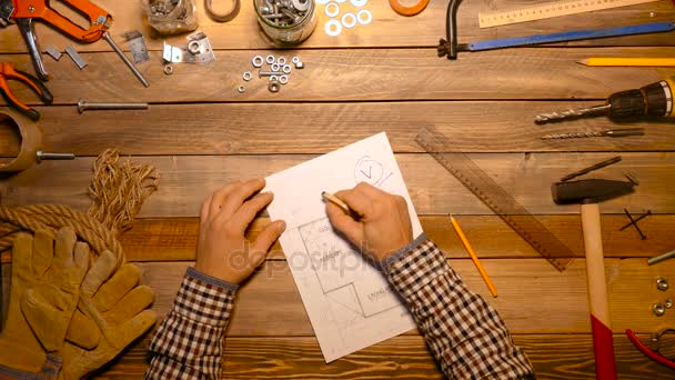 Raftsman che lavora con gomma e disegno di casa. Vista dall'alto . — Video Stock