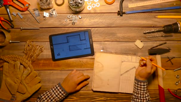 Raftsman trabalhando com notebook e seu tablet digital. Vista superior . — Vídeo de Stock