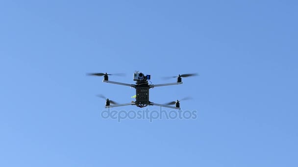 DIY quadcopter hecho a mano en el cielo azul. Movimiento lento . — Vídeos de Stock