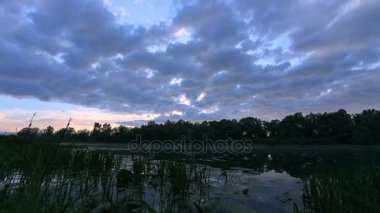 Bulutlar evenind zamanında nehir Nehri.