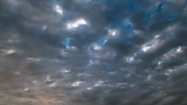 Dramatik bulutlar yağmur önce gökyüzünde.