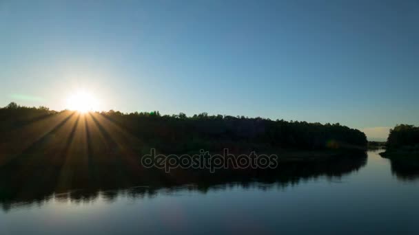 Tempo scaduto. Alba sulla foresta e sul fiume . — Video Stock