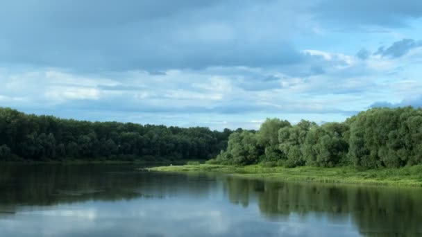 Время истекло. Мирный пейзаж реки и неба с облаками в летний день . — стоковое видео