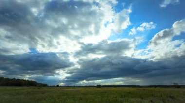 Akşam saat alan dramatik gökyüzü. Zaman atlamalı.