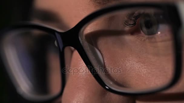 Fille dans les lunettes de dactylographie sur tablette écran tactile. Réflexion de la tablette dans les lunettes . — Video