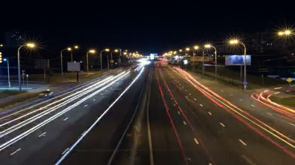 Trilhas de carro e tráfego urbano à noite . — Vídeo de Stock