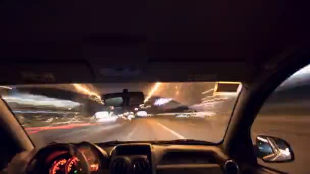 Voiture dans la ville du soir. Délai imparti . — Video