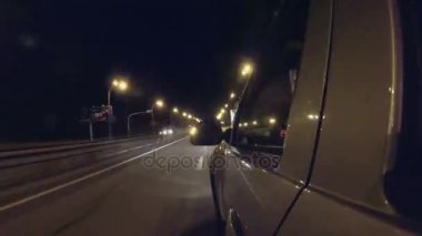 Akşam şehirde araba Pov araba. Eylem kamera vurdu.