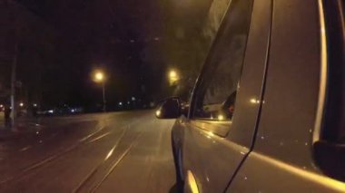 Akşam şehirde araba Pov araba. Eylem kamera vurdu.