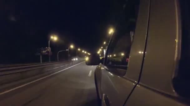 POV αυτοκίνητο οδήγηση στην πόλη το βράδυ. Shot φωτογραφική μηχανή δράσης. — Αρχείο Βίντεο