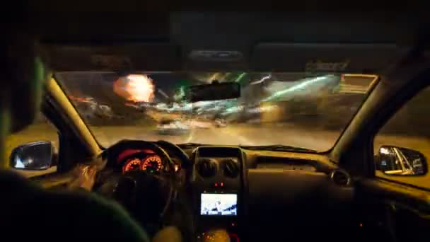 저녁 도시에서 자동차를 운전 하는 남자의 추상 비디오. — 비디오